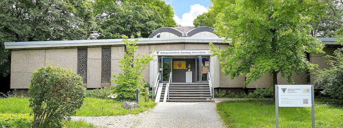 Die Stadtgeschichtliche Sammlung in der Kantstraße. Foto: Ingo Kröner. Außenansicht: Eingang zum Depot der Stadtgeschichtlichen Sammlung in der Kantstraße.