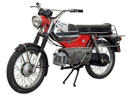 Rotes Moped der Marke "Kreidler" mit schwarzem Sitz, verchromtem Tank und Mittelständer, seitlich aufgenommen vor weißem Hintergrund. Foto: Martin Frischauff.